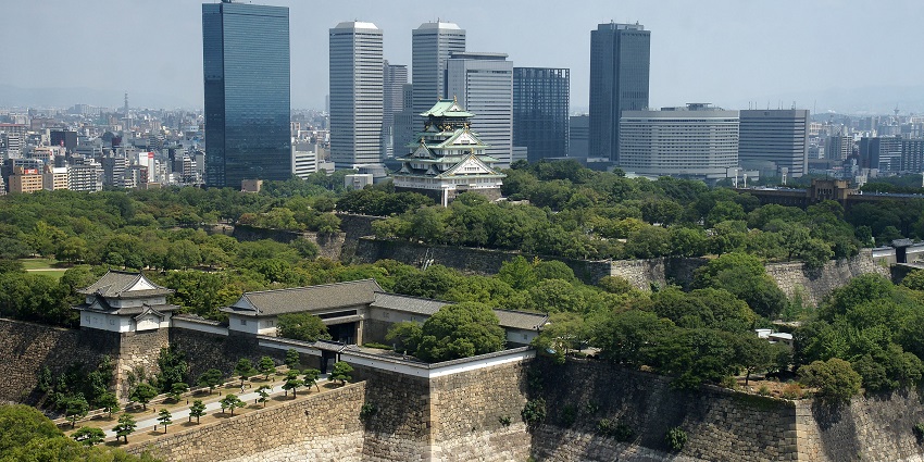 Exploring the Castle's impressive architecture, surrounded by parks and gardens, is among the best things to do in Osaka.