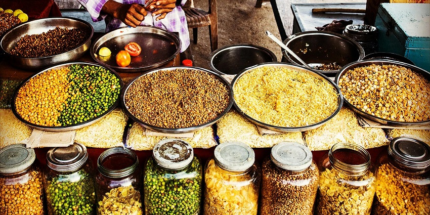 Explore the artefacts and other crafts at the Shankhari Bazaar in Bangladesh.