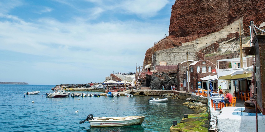 Amoudi Bay is one of the best places to visit for every traveller in Greece on a vacation.