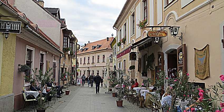 A view of the market of Eger's town square, surrounded by quaint shops and restaurants.