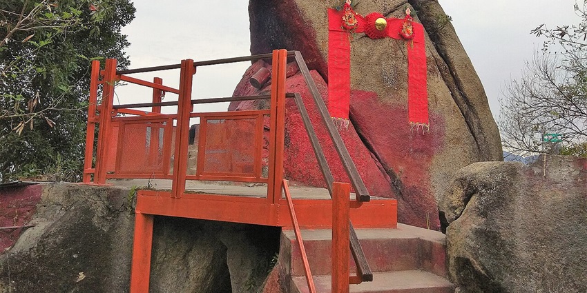 Image of Bowen Road Lovers' Stone Garden - spend the best Valentine's Day In Hong Kong