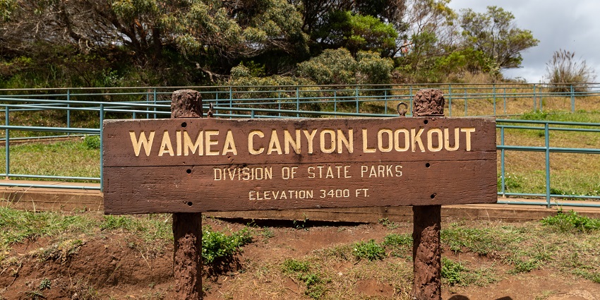 A wooden board shows an elevation of 3400 ft at Waimea Canyon on Kauai Island, Hawaii.