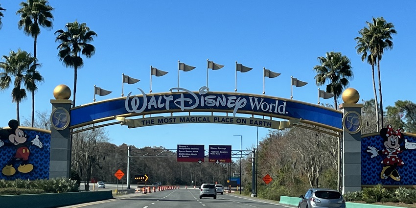 A signboard across a road welcomes visitors to Walt Disney World in Florida.