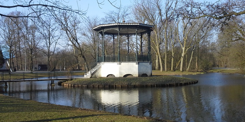 Relax in the Vondelpark, a majestic park to relax.