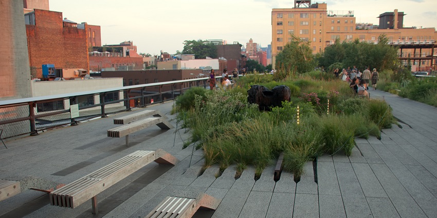 High line of New York with people walking and some empty benches, one of the best things to see in New York.