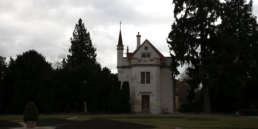 This place is a UNESCO World Heritage site, known for its architectural elegance with nature view.