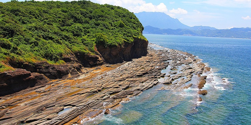 The flat island, Tung Ping Chau, is made up of sedimentary rock including siltstone, dolomitic siltstone