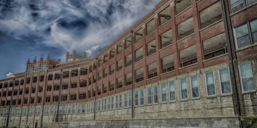 An image of Waverly Hills Sanatorium, a former tuberculosis hospital known for its ghostly tales.