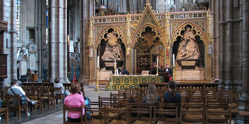 An image of the interior of Westminster Abbey, a famous place to visit near Design Museum.