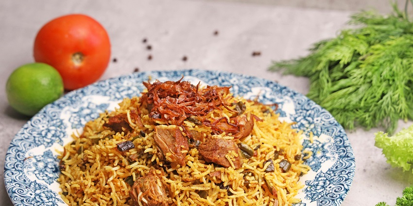 Rice dish with meat flake toppings