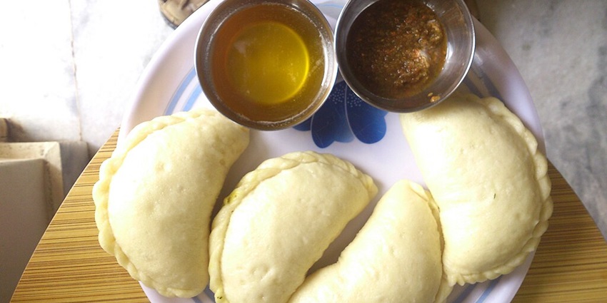 According to the Kullu Manali travel guide, restaurants offer North Indian, Tibetan, and Continental dishes and specialities.