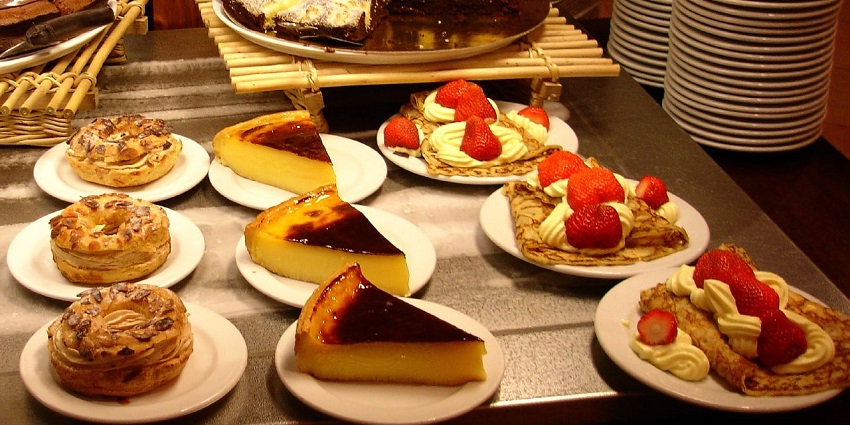 Paris is a food lover’s paradise offering diverse dining, from fine dining to casual street food.