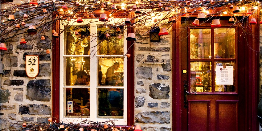 An image of a charming exterior view of a restaurant in Quebec, with inviting ambiance and decor