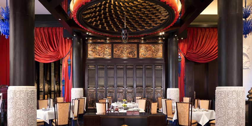 A traditional restaurant in Florida showcasing brown wooden tables and chairs and golden cosy interiors.