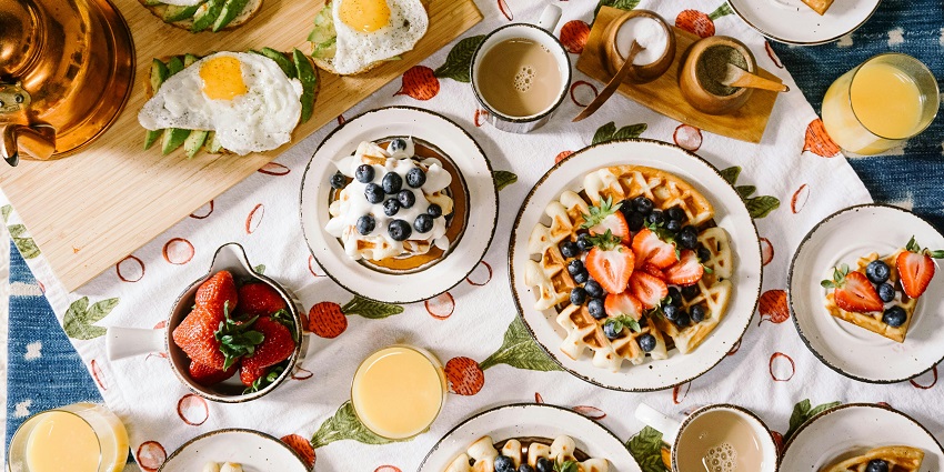 Enjoy the traditional meals, fast food, and luxury options near the sacred Aisha Mosque.