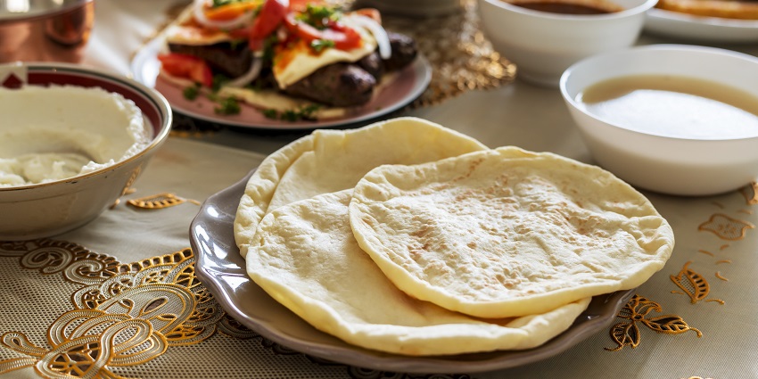 Khyber Fort eateries offering traditional Arabian cuisine, stews, and regional favorites