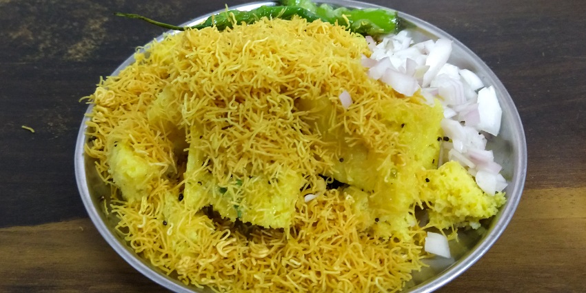 Daman offers seafood, Gujarati and Portuguese cuisine, suggested by Daman travel guide.