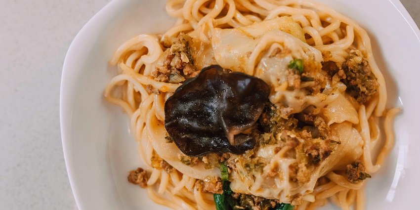 Shimla offers famous cuisines such as white sauce pasta, served on a ceramic plate