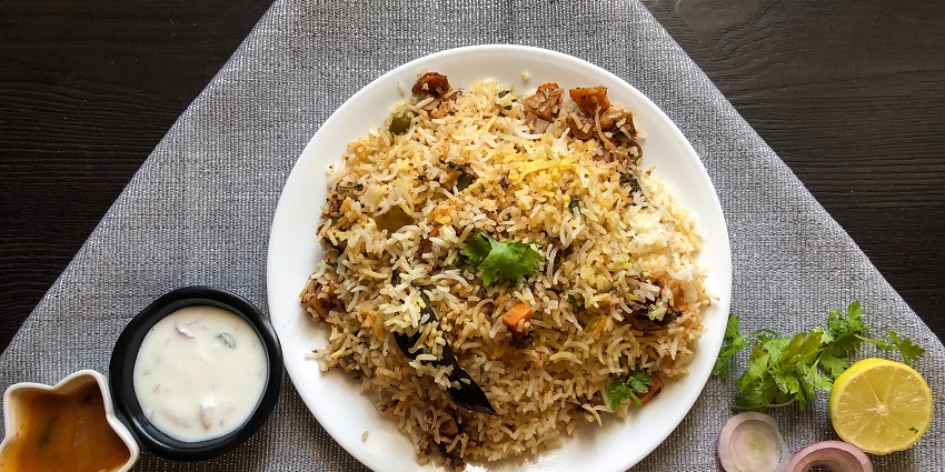 Lucknow’s Awadhi cuisine offers kebabs, biryani, chaat, and kulfi delights.
