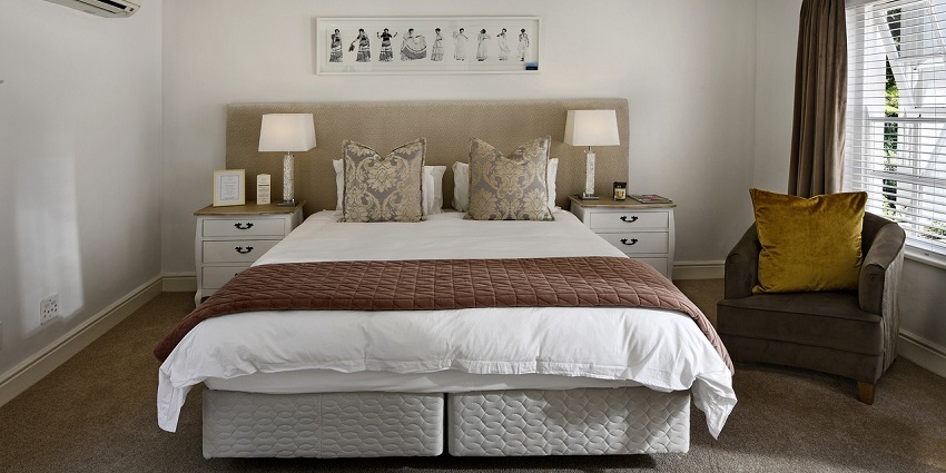 A hotel room with modern furnishings, providing a comfortable stay near Fort Zancudo.