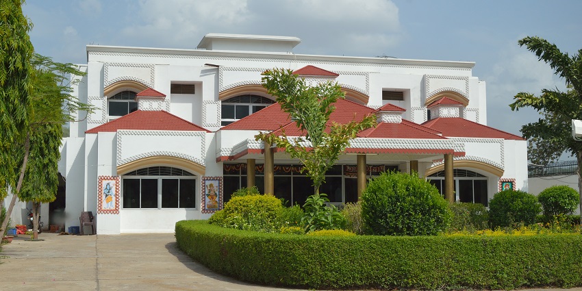 Pachmarhi travel package has luxury resorts offering the finest services.