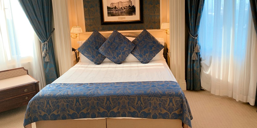 Stay in an amazing hotel room with the best amenities during the trip.