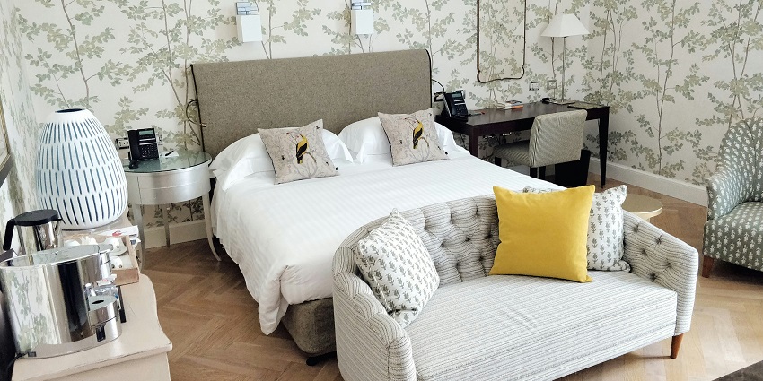 The view of a spectacular hotel room with decent facilities to stay.