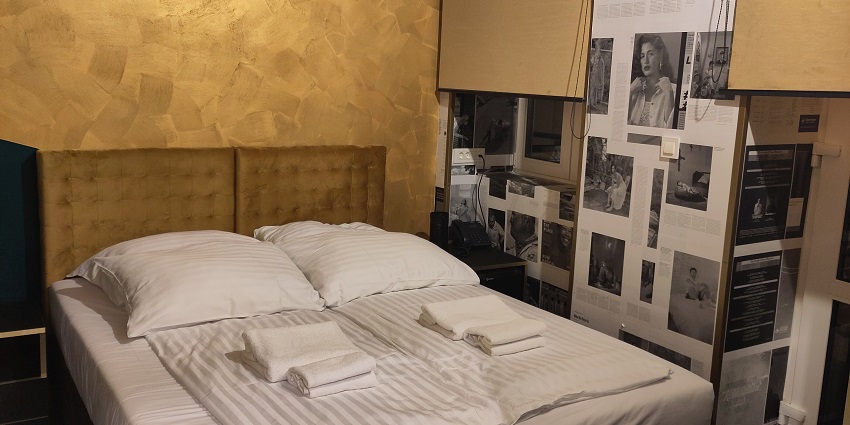 An image of a comfortable and cosy hotel room in Agra.
