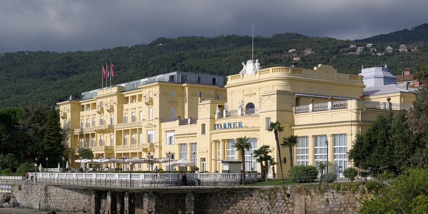 A hotel near the park showcasing scenic views of nature and offering peaceful vibe.