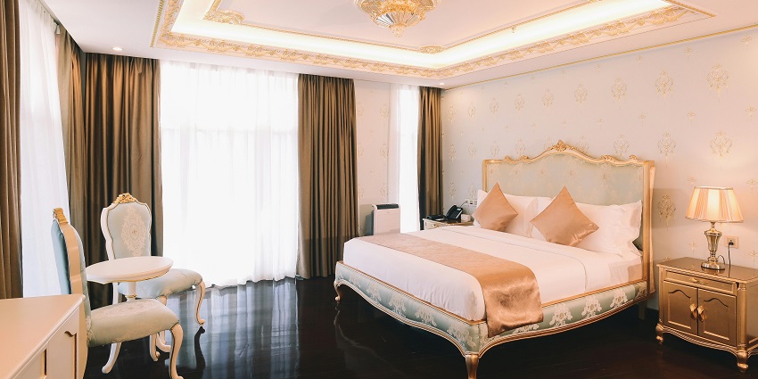 Luxury and budget accommodations near key Medina landmarks for travellers.