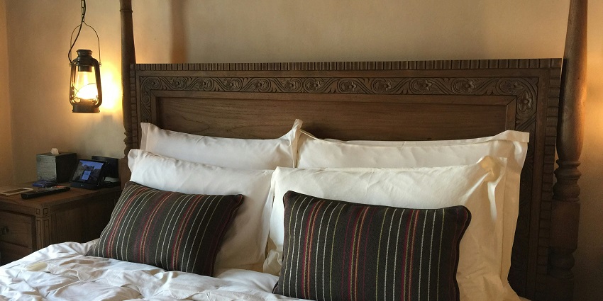 : Hotels, guesthouses, and shuttle services near pilgrimage sites near the Aisha mosque.