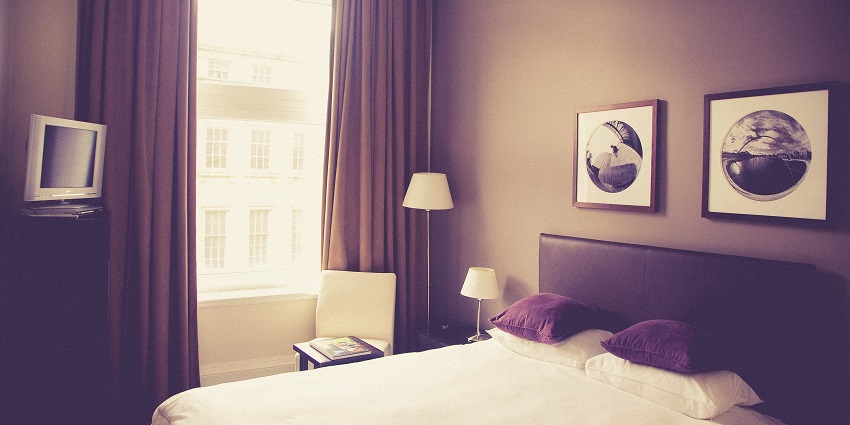 An image of a hotel room, one of the accommodations near the Parc Jean-Drapeau.