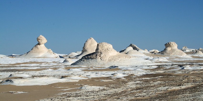 White Desert National Park, with the desert, suitable to celebrate Valentine’s Day in Egypt.