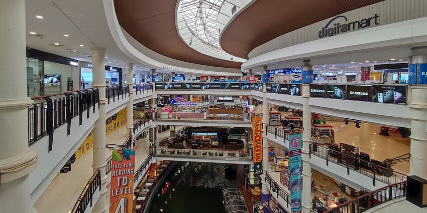 A picture of a shopping mall from the inside, highlighting its multiple brand stores