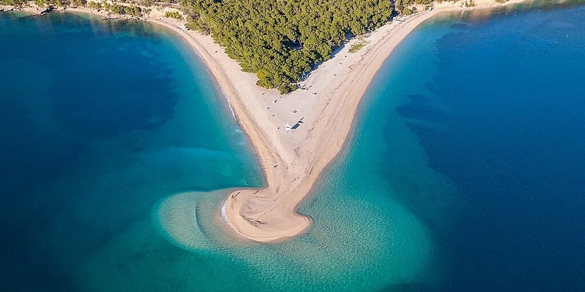 A picture of the iconic Zlatni Rat beach in Croatia, featuring its unique horn-shaped tip