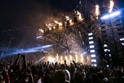 An image showing people doing cheers inside a building, representing Iceland nightlife