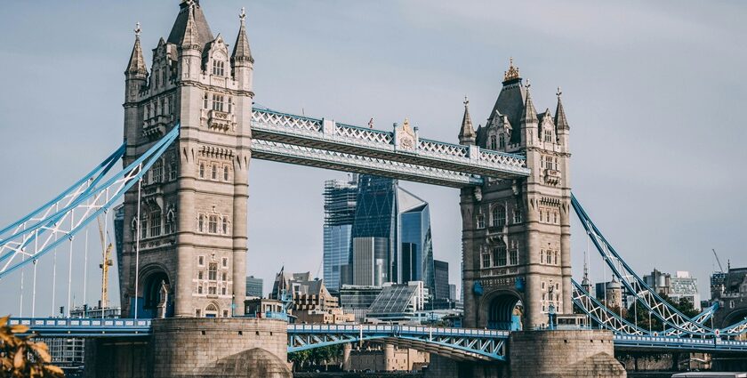 An image of the London Eye, a famous tourist attraction to visit in London.