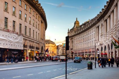 An Image of the people walking and shopping in the market, in the streets of London.