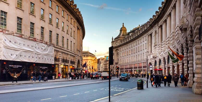 An Image of the people walking and shopping in the market, in the streets of London.