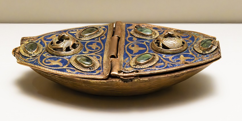 A beautiful reliquary used for storing incense is displayed at Barcelona’s MNAC.