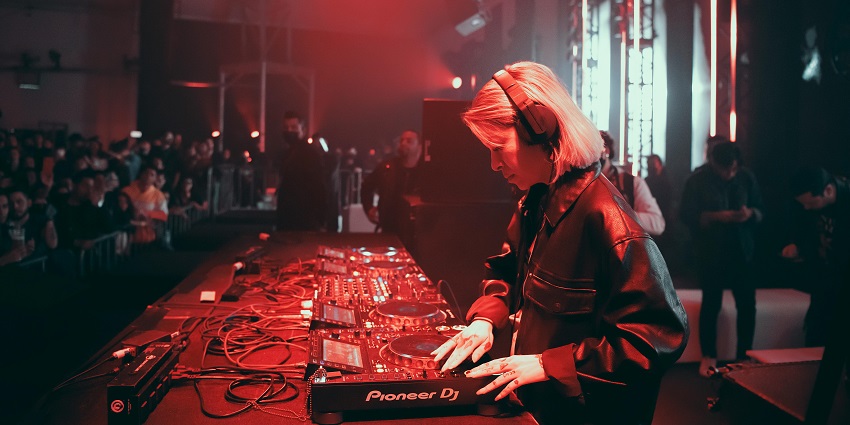 The 555 Famous Club attracts youth with its techno, house, and pop music, adding to Marrakech nightlife.