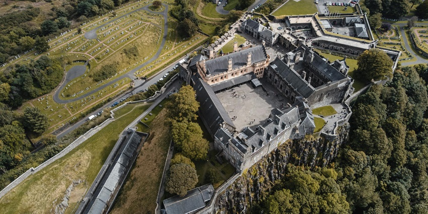Walkthrough castles and cobbled streets filled with history in Stirling
