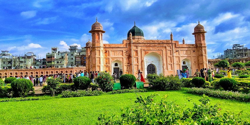 Lalbagh fort displays Mughal history and legacy in all terms.