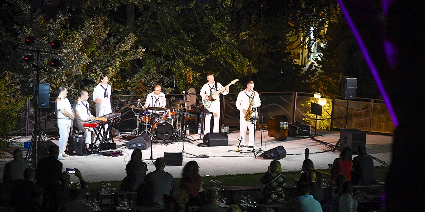 Image of a Jazz band playing music at Ravello Music festival during evening time