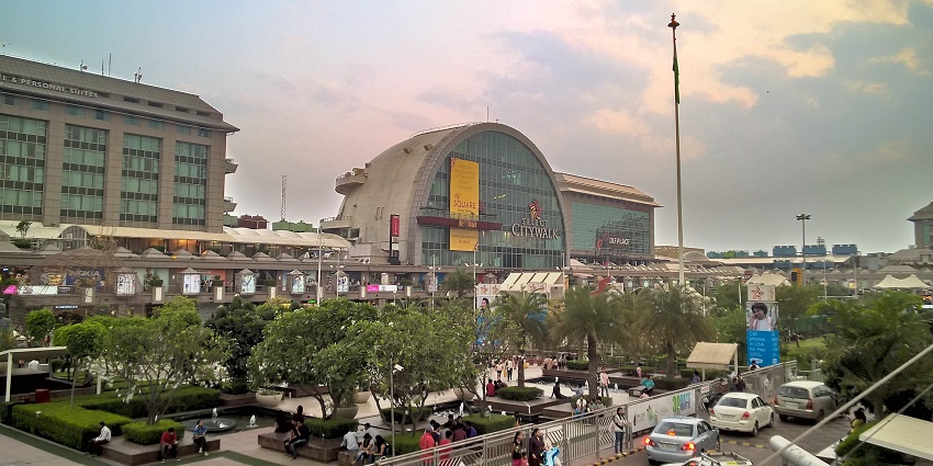 Three giant floors with stores at the biggest shopping in Delhi, Select City Walk