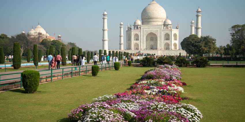 The beautiful scenery of the Taj Mahal that you should visit at least once in your life.