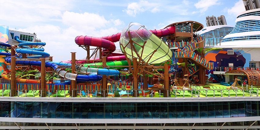 Exciting water slides at the AquaPark Odissea 2000