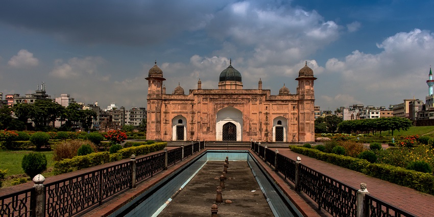 Fine architecture of the Lalbagh Fort attracts the visitors.