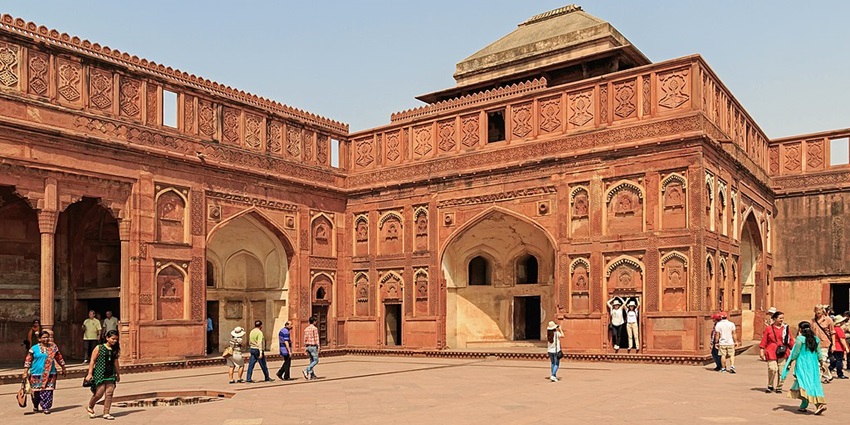 An image of Agra fort, a beautiful fort in Agra, India.