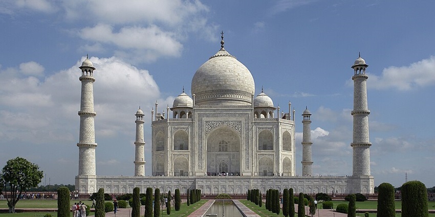 An image of the Agra Fort, one of the best places to visit in North India.